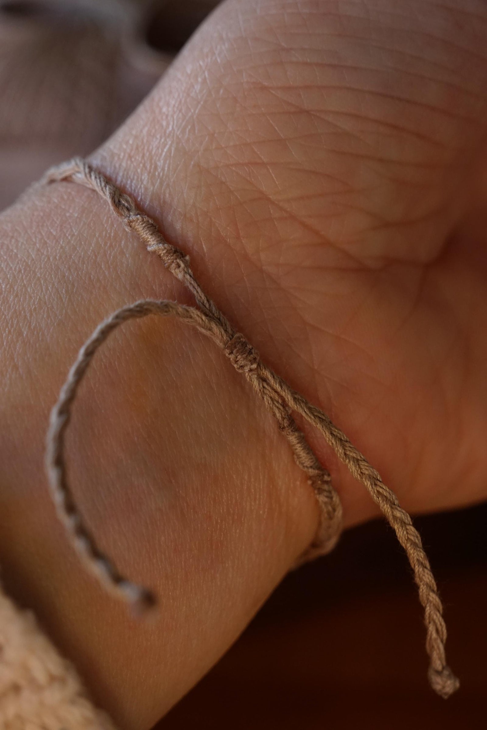 Bracelet Réglable en Micro Macramé avec Grenat Hessonite rouge - Coton & Astrance