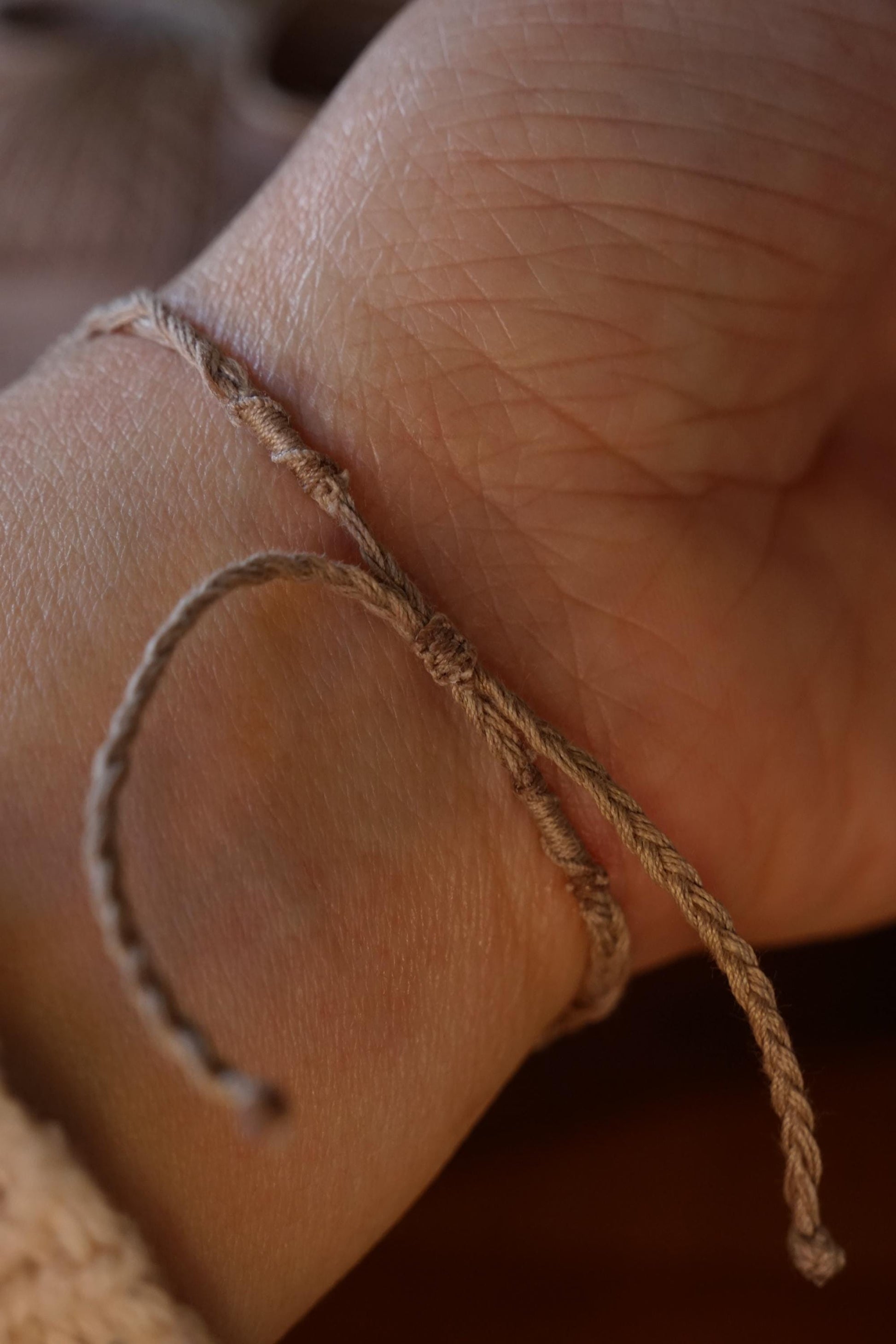 Bracelet Réglable en Micro Macramé avec Grenat Hessonite rouge - Coton & Astrance