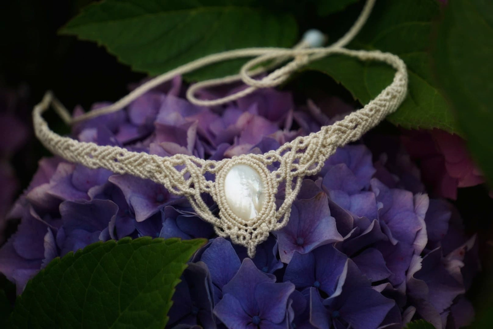 Collier Ras-de-Cou en Micro Macramé avec Nacre - Coton & Astrance