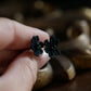 Puces d’oreilles gothiques fleurs noires et agates - Coton & Astrance