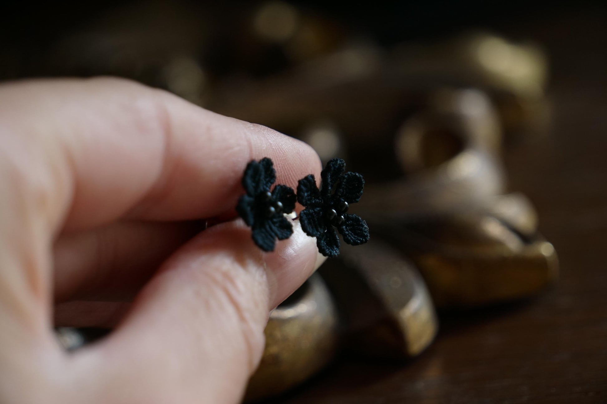 Puces d’oreilles gothiques fleurs noires et agates - Coton & Astrance