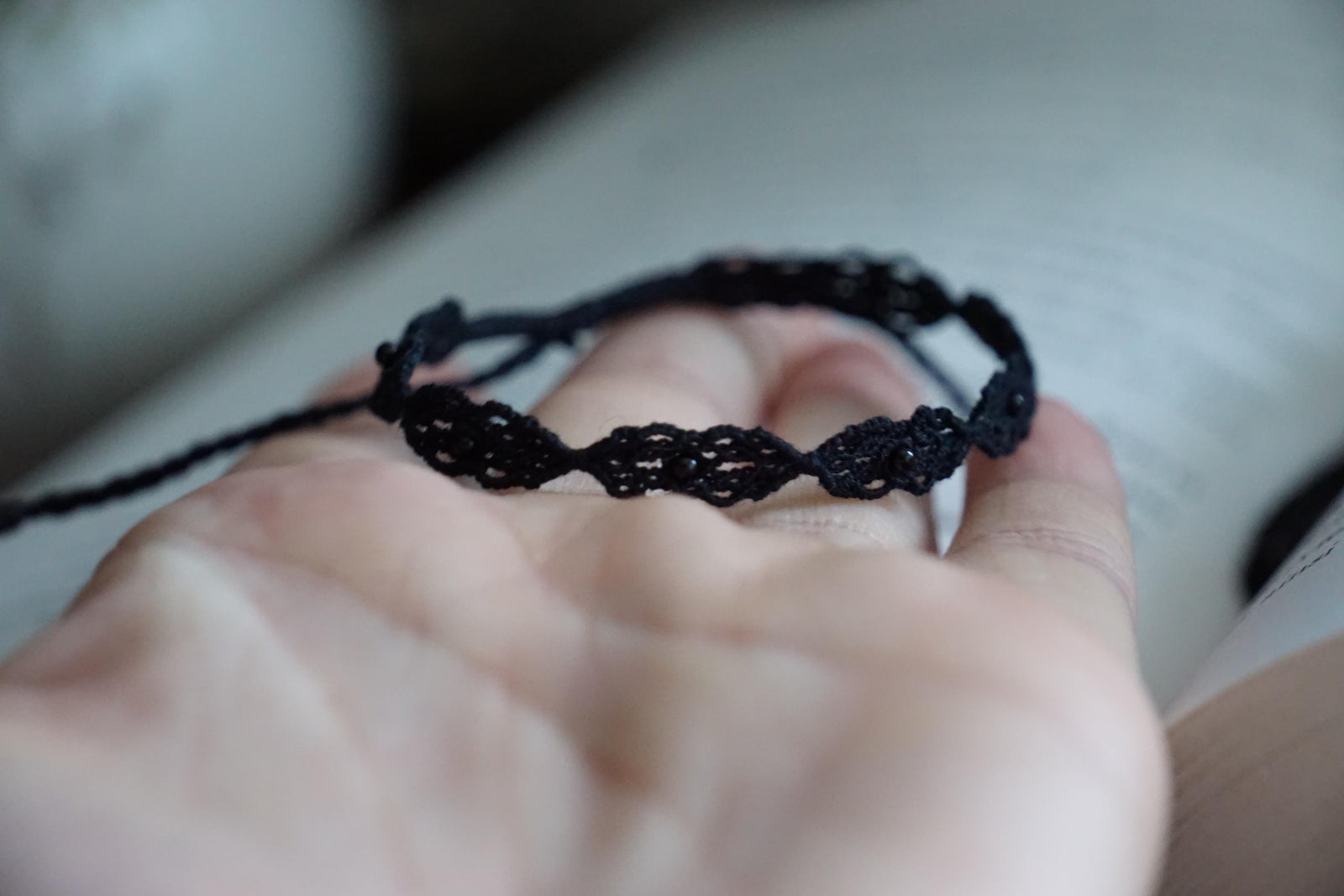 Bracelet Fin Gothique en Micro macramé Noir avec Perles d’Agate - Coton & Astrance