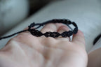 Bracelet Fin Gothique en Micro macramé Noir avec Perles d’Agate - Coton & Astrance