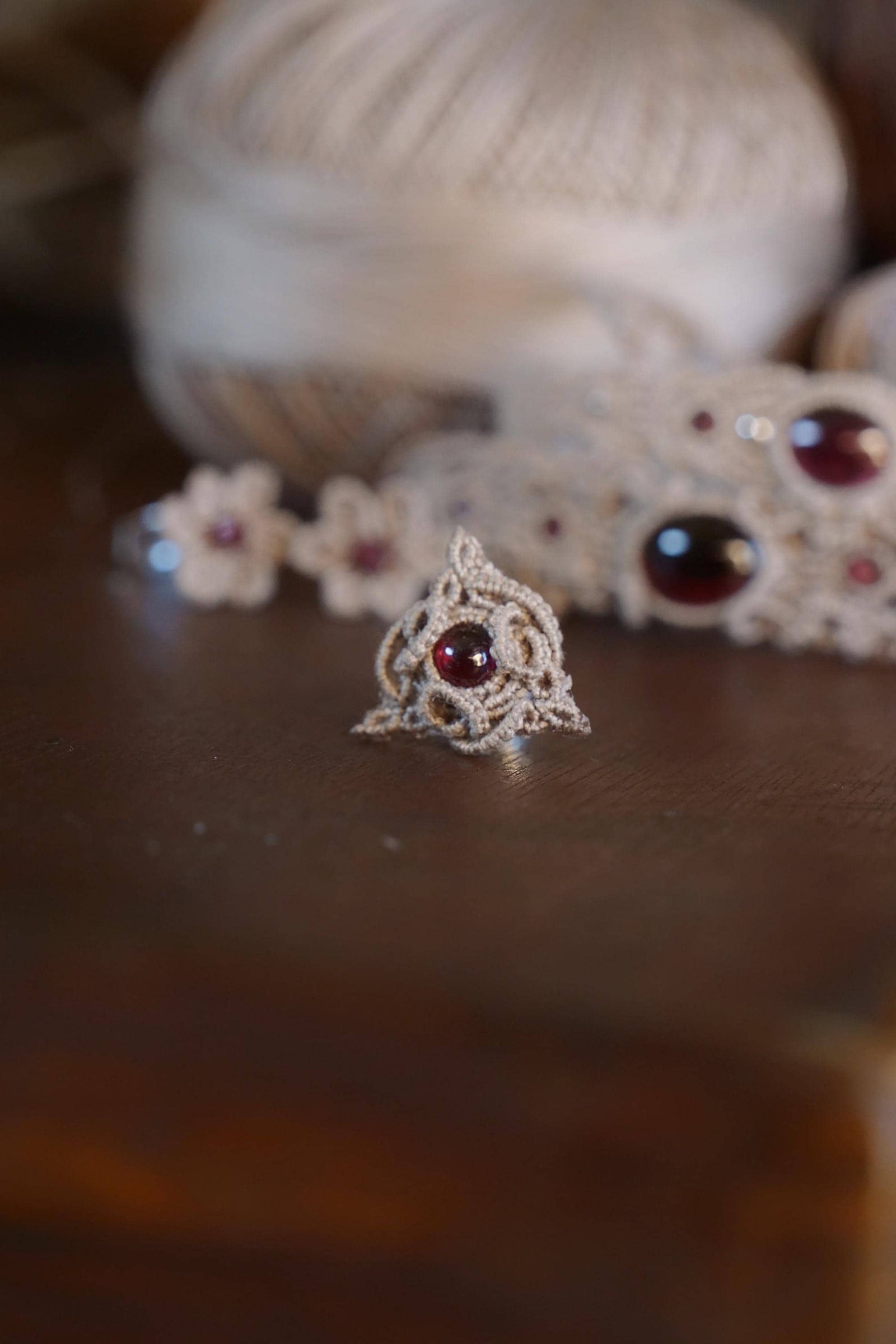 Mono Puce d’Oreille Triquetra en Micro Macramé et grenat rouge - Coton & Astrance