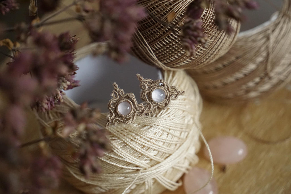 Puces Triangle Celtique en Quartz Rose - Coton & Astrance