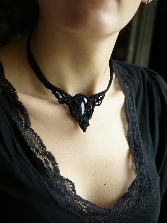Collier Ras-de-Cou Gothique en Microm acramé avec Agate Noire - Coton & Astrance