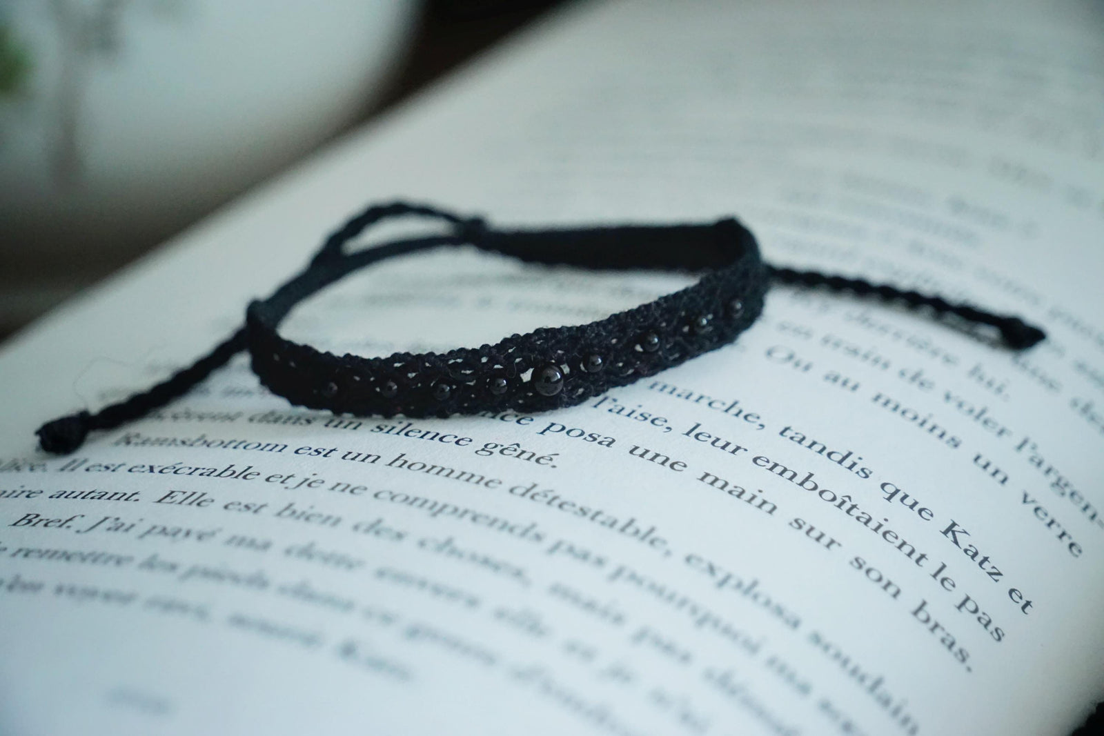 Bracelet Gothique en Micro macramé Noir avec Perles d’Agate et Onyx - Coton & Astrance