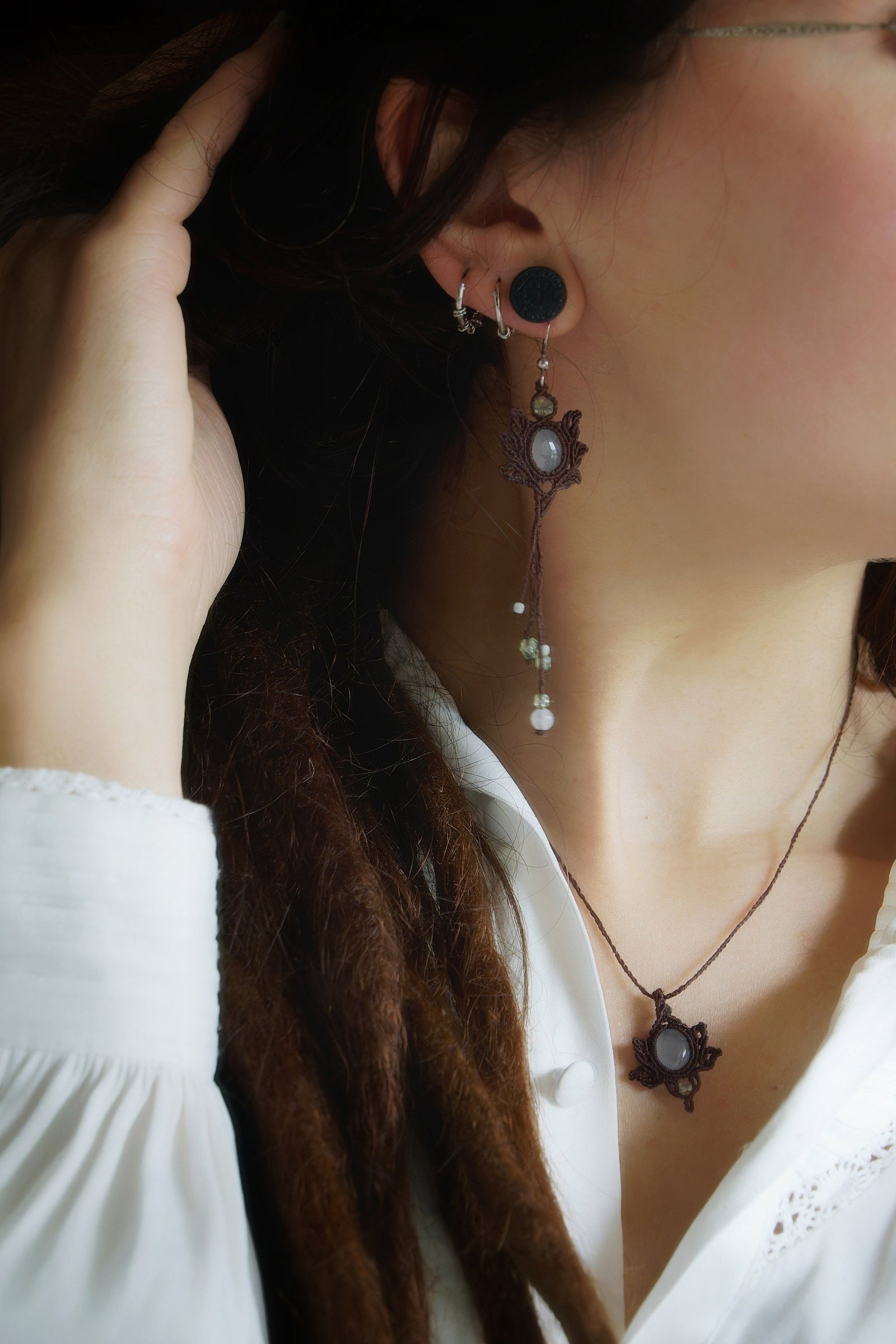 Boucles d'Oreilles en Micro Macramé avec Jade Blanc - Coton & Astrance