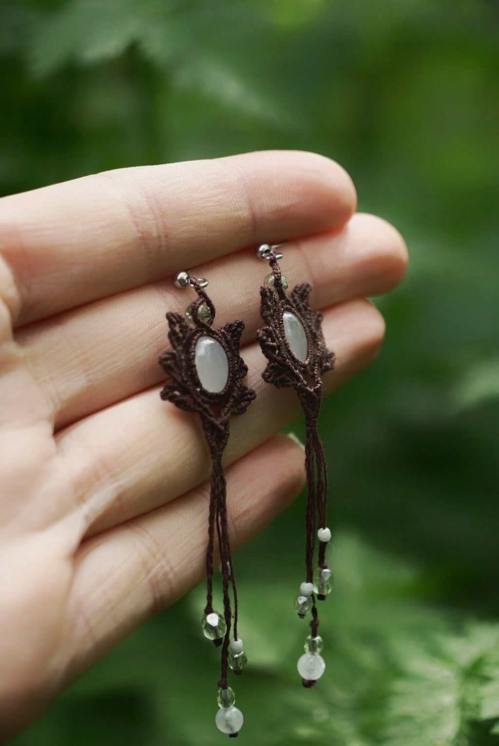 Boucles d'Oreilles en Micro Macramé avec Jade Blanc - Coton & Astrance