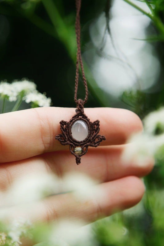 Pendentif en Micro Macramé avec Jade Blanc et Perles Vert Pastel - Coton & Astrance