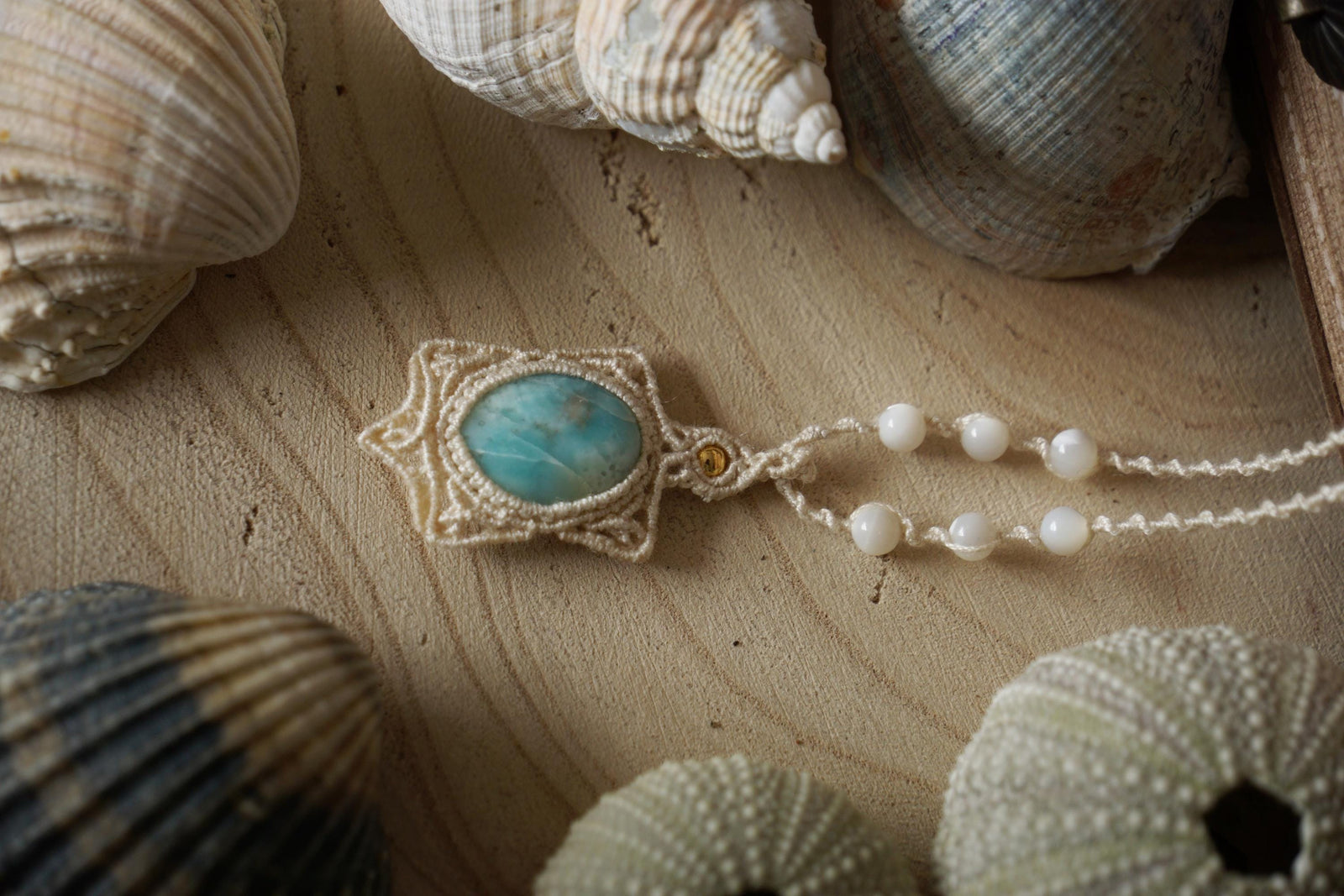 Pendentif Larimar et Nacre en Micro Macramé - Coton & Astrance