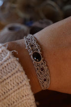 Bracelet Réglable en Micro Macramé avec Grenat Hessonite rouge - Coton & Astrance
