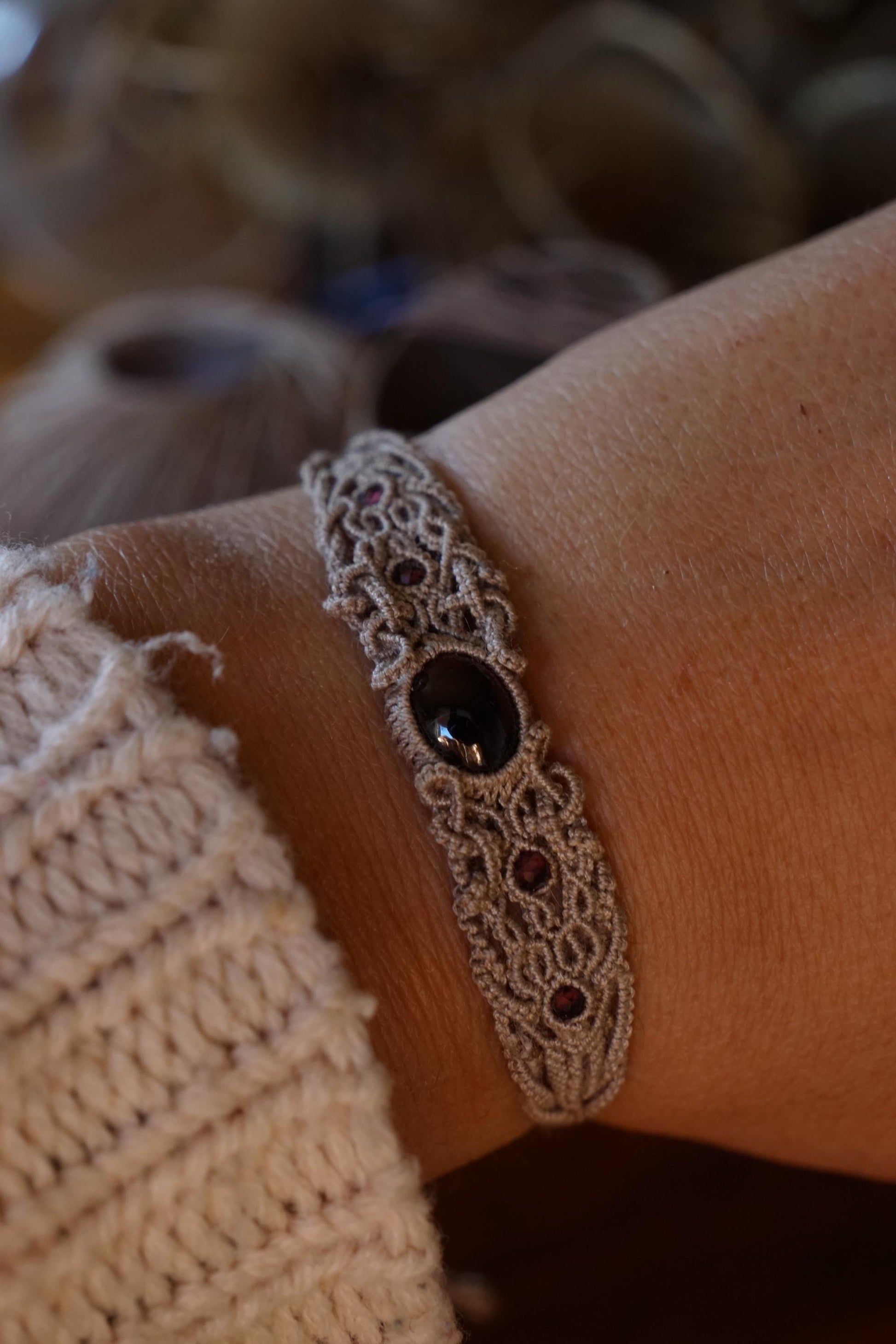 Bracelet Réglable en Micro Macramé avec Grenat Hessonite rouge - Coton & Astrance