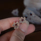 Puces d’Oreilles Florales en Micro Macramé avec grenat rouge - Coton & Astrance
