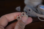 Puces d’Oreilles Florales en Micro Macramé avec grenat rouge - Coton & Astrance