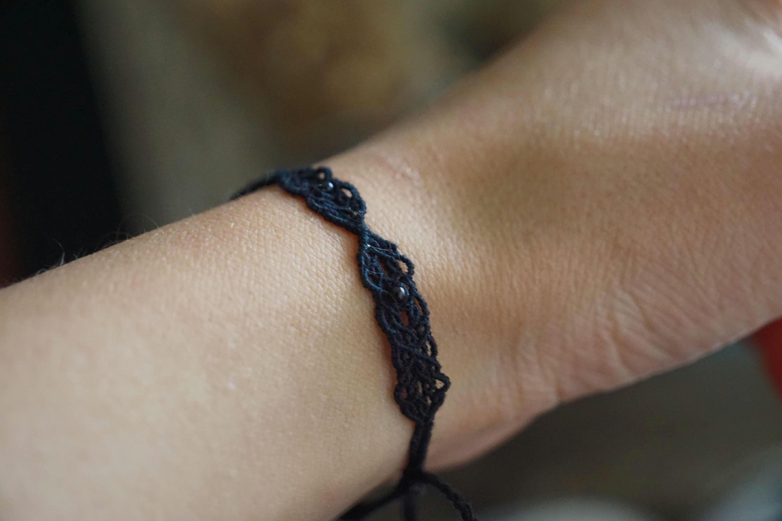 Bracelet Fin Gothique en Micro macramé Noir avec Perles d’Agate - Coton & Astrance