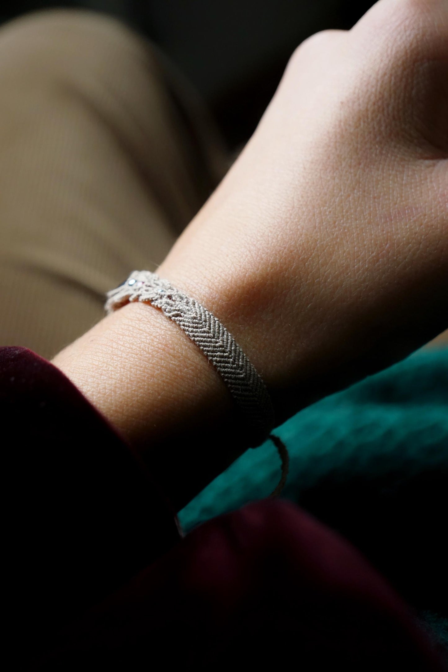 Bracelet femme en micro macramé et pierre naturelle rouge - Coton & Astrance
