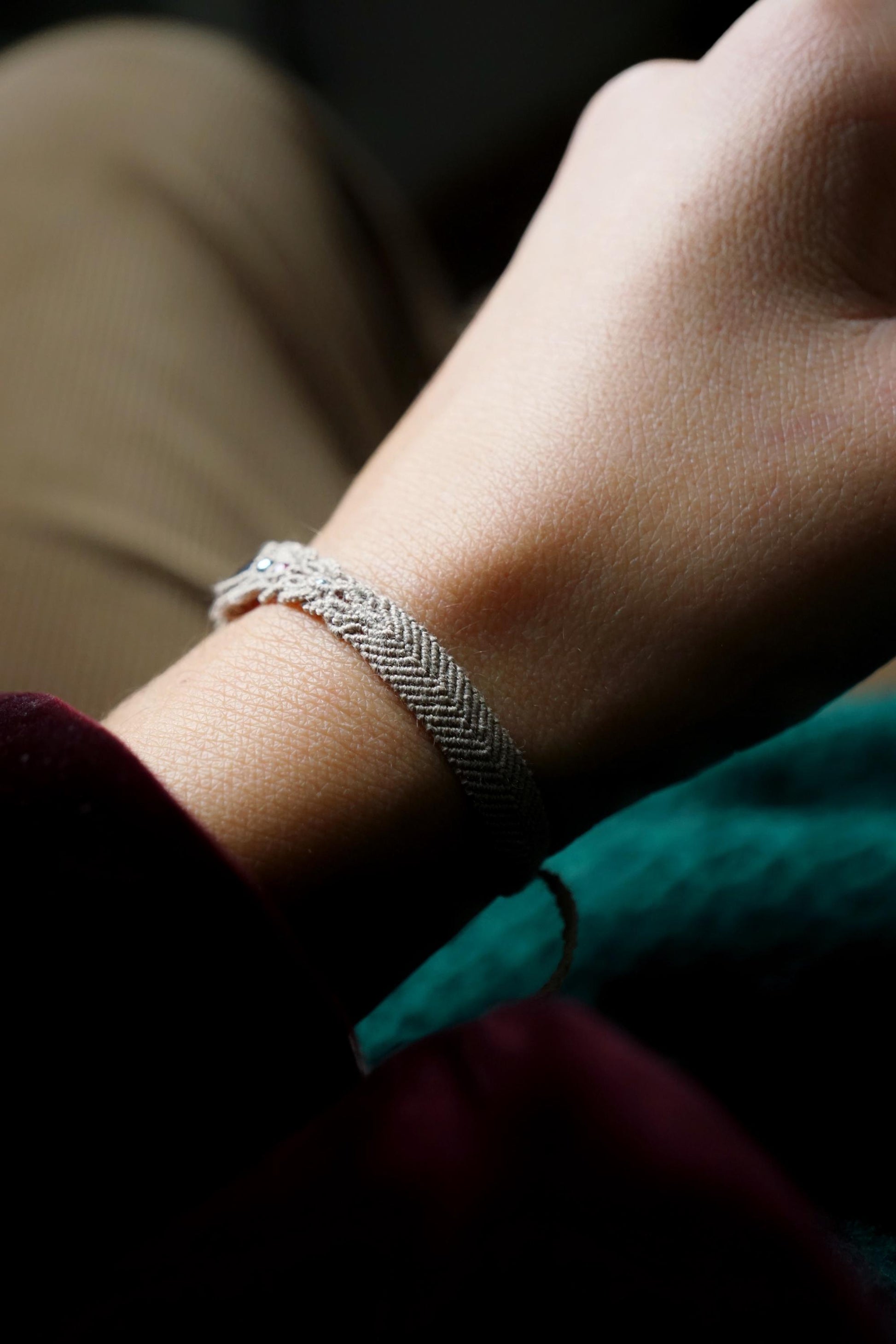 Bracelet femme en micro macramé et pierre naturelle rouge - Coton & Astrance