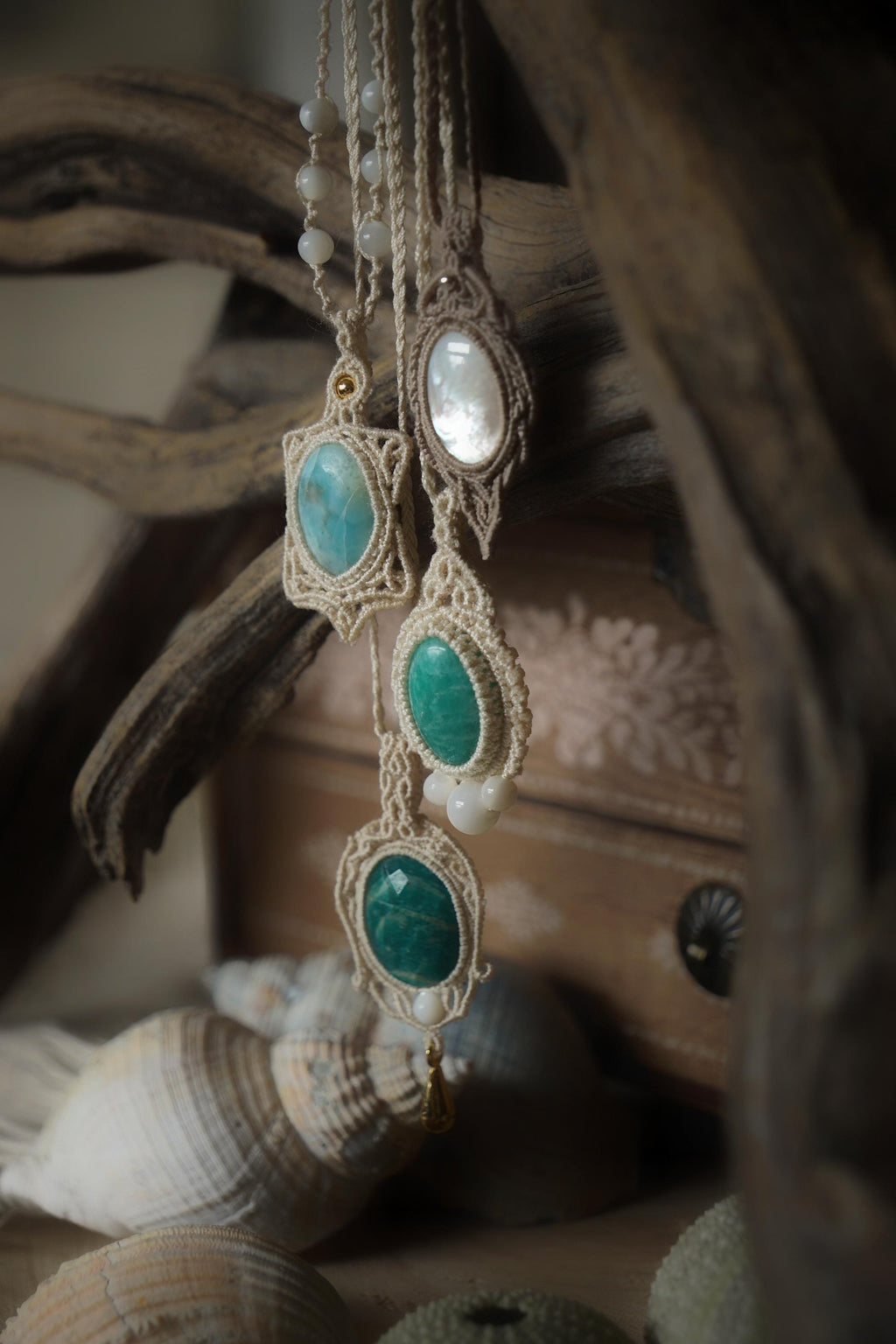 Pendentif Larimar et Nacre en Micro Macramé - Coton & Astrance