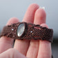 Bracelet homme manchette en micromacramé – Pierre de Soleil de l'Oregon Verte – Bijou elfique, celtique, ajustable, Bijou de couple - Coton & Astrance
