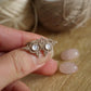 Puces Triangle Celtique en Quartz Rose - Coton & Astrance