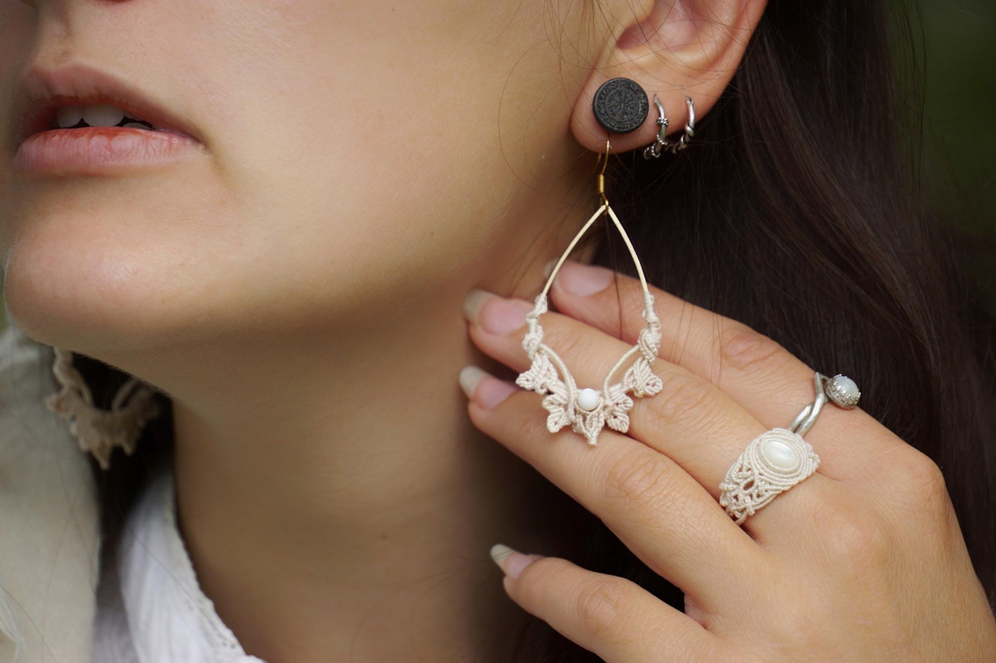 Boucles d’Oreilles en Micro Macramé avec nacre - Coton & Astrance
