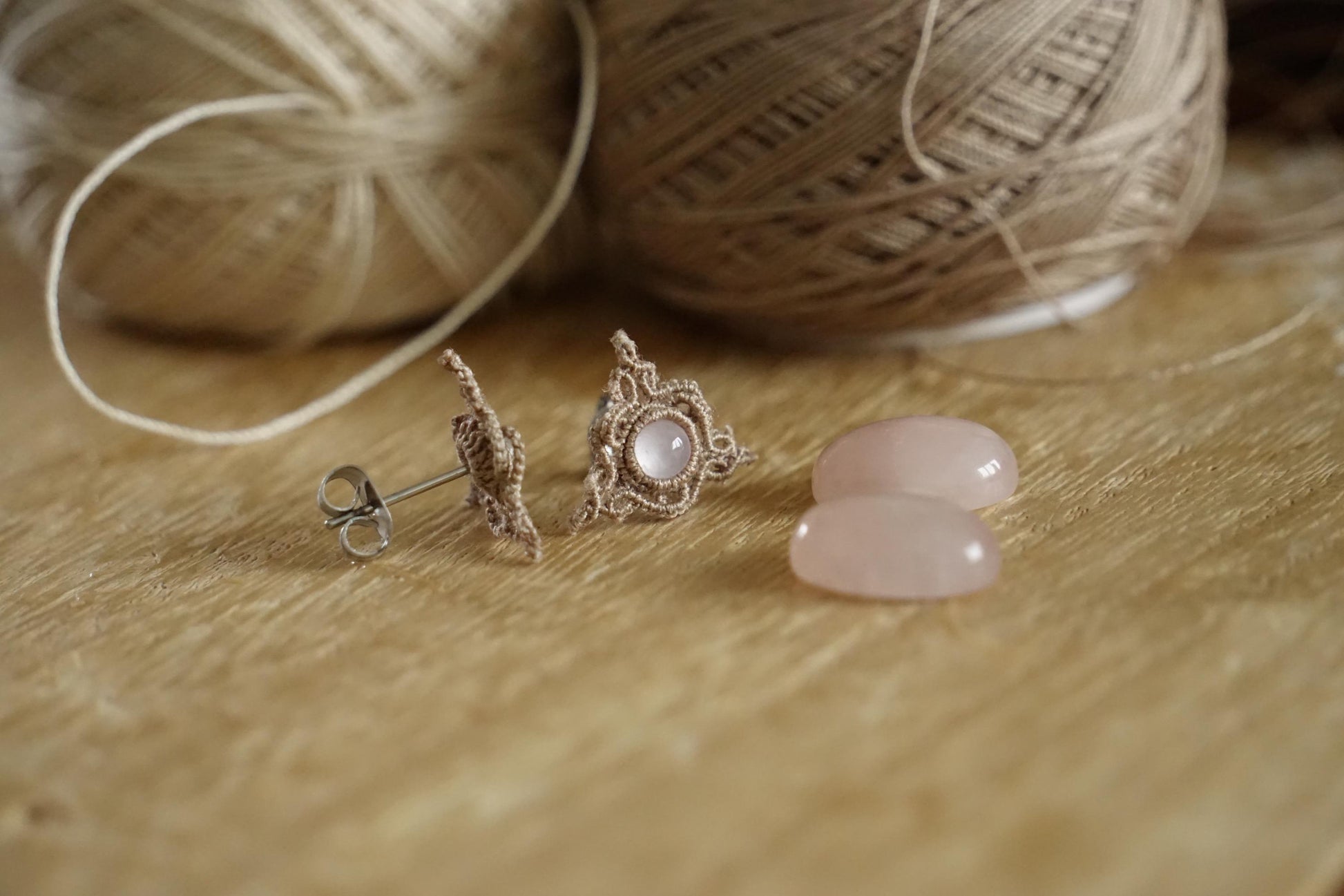 Puces Triangle Celtique en Quartz Rose - Coton & Astrance
