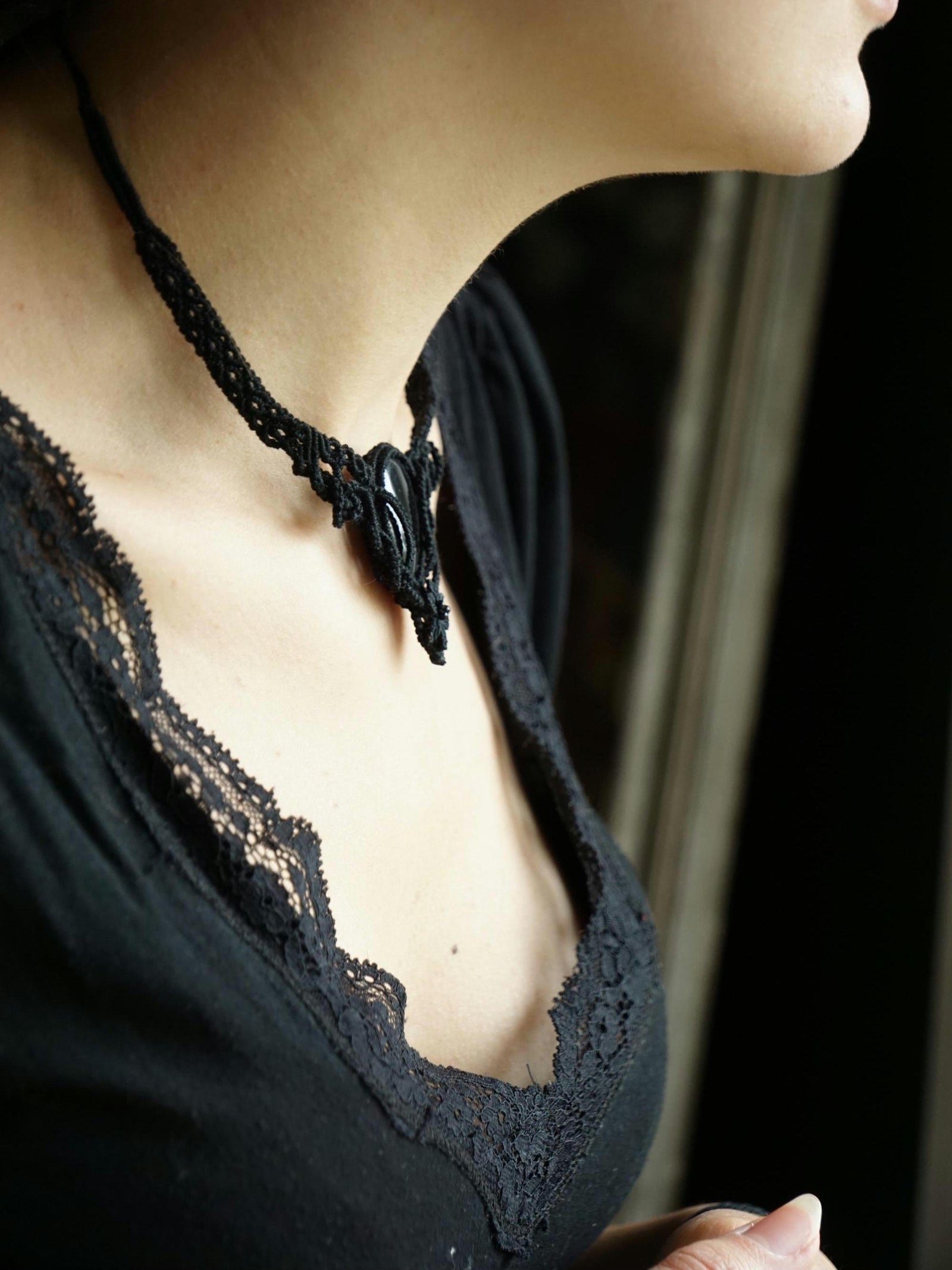 Collier Ras-de-Cou Gothique en Microm acramé avec Agate Noire - Coton & Astrance