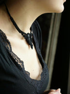 Collier Ras-de-Cou Gothique en Microm acramé avec Agate Noire - Coton & Astrance