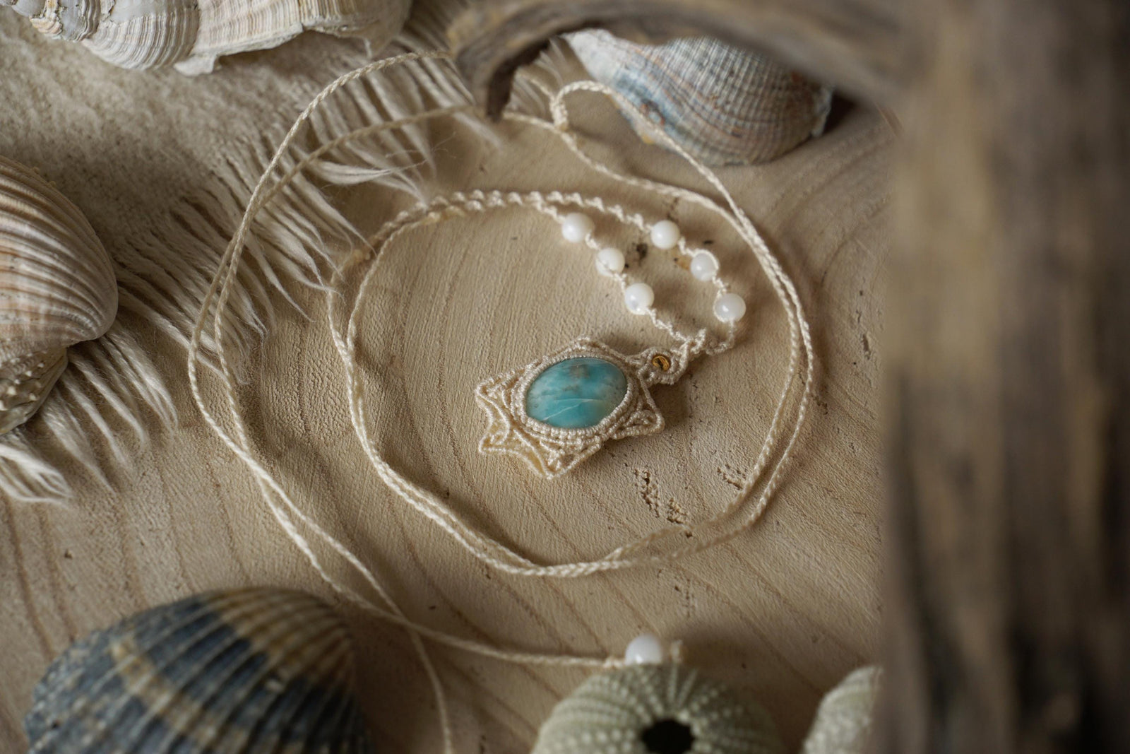 Pendentif Larimar et Nacre en Micro Macramé - Coton & Astrance