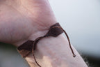 Bracelet homme manchette en micromacramé – Pierre de Soleil de l'Oregon Verte – Bijou elfique, celtique, ajustable, Bijou de couple - Coton & Astrance