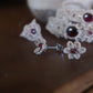 Puces d’Oreilles Florales en Micro Macramé avec grenat rouge - Coton & Astrance