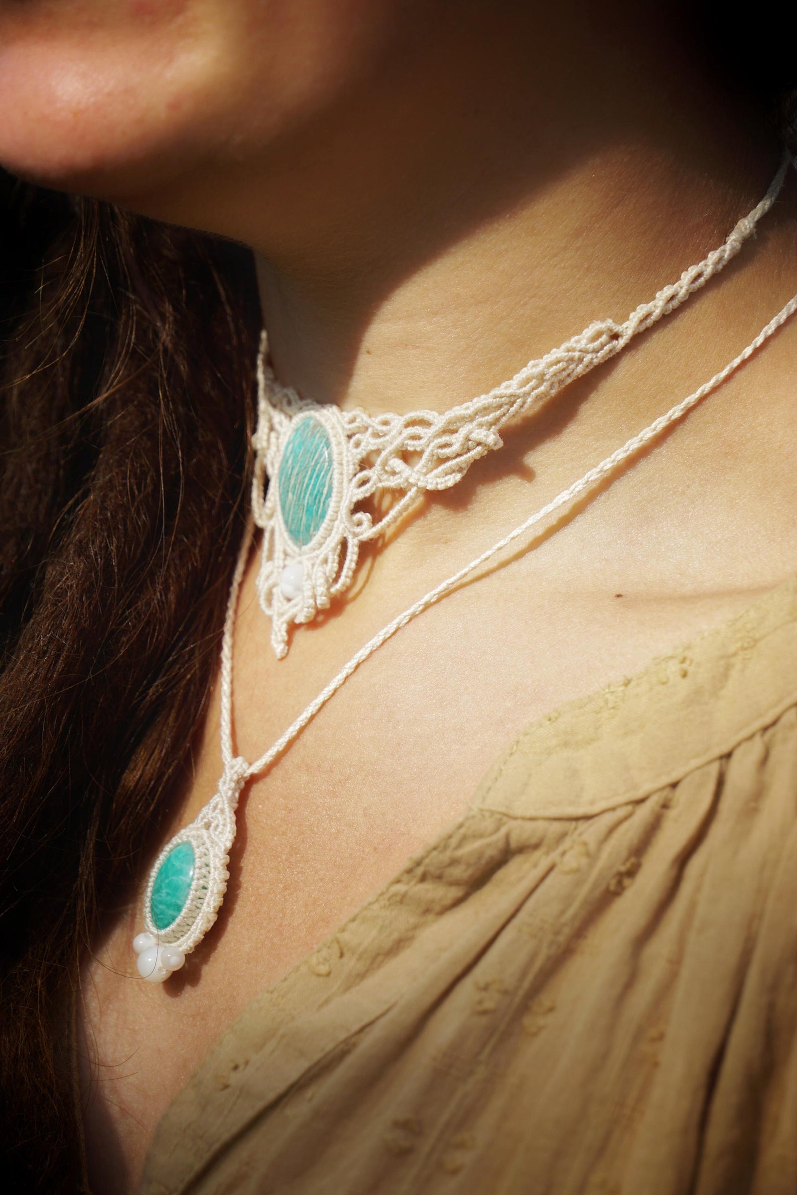 Pendentif en Micro Macramé Bohème avec Amazonite Turquoise et Nacre - Coton & Astrance