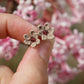Puces d’Oreilles Florales en Micro Macramé avec grenat rouge - Coton & Astrance