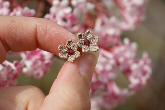 Puces d’Oreilles Florales en Micro Macramé avec grenat rouge - Coton & Astrance