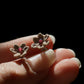 Puces d’Oreilles Florales en Micro Macramé avec grenat rouge - Coton & Astrance