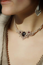 Collier Elfique en Micro macramé avec Grenat Rouge - Coton & Astrance