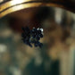 Puces d’oreilles gothiques fleurs noires et agates - Coton & Astrance