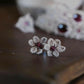 Puces d’Oreilles Florales en Micro Macramé avec grenat rouge - Coton & Astrance