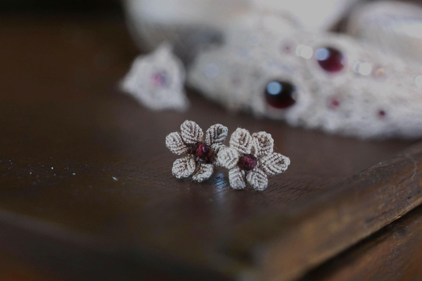 Puces d’Oreilles Florales en Micro Macramé avec grenat rouge - Coton & Astrance