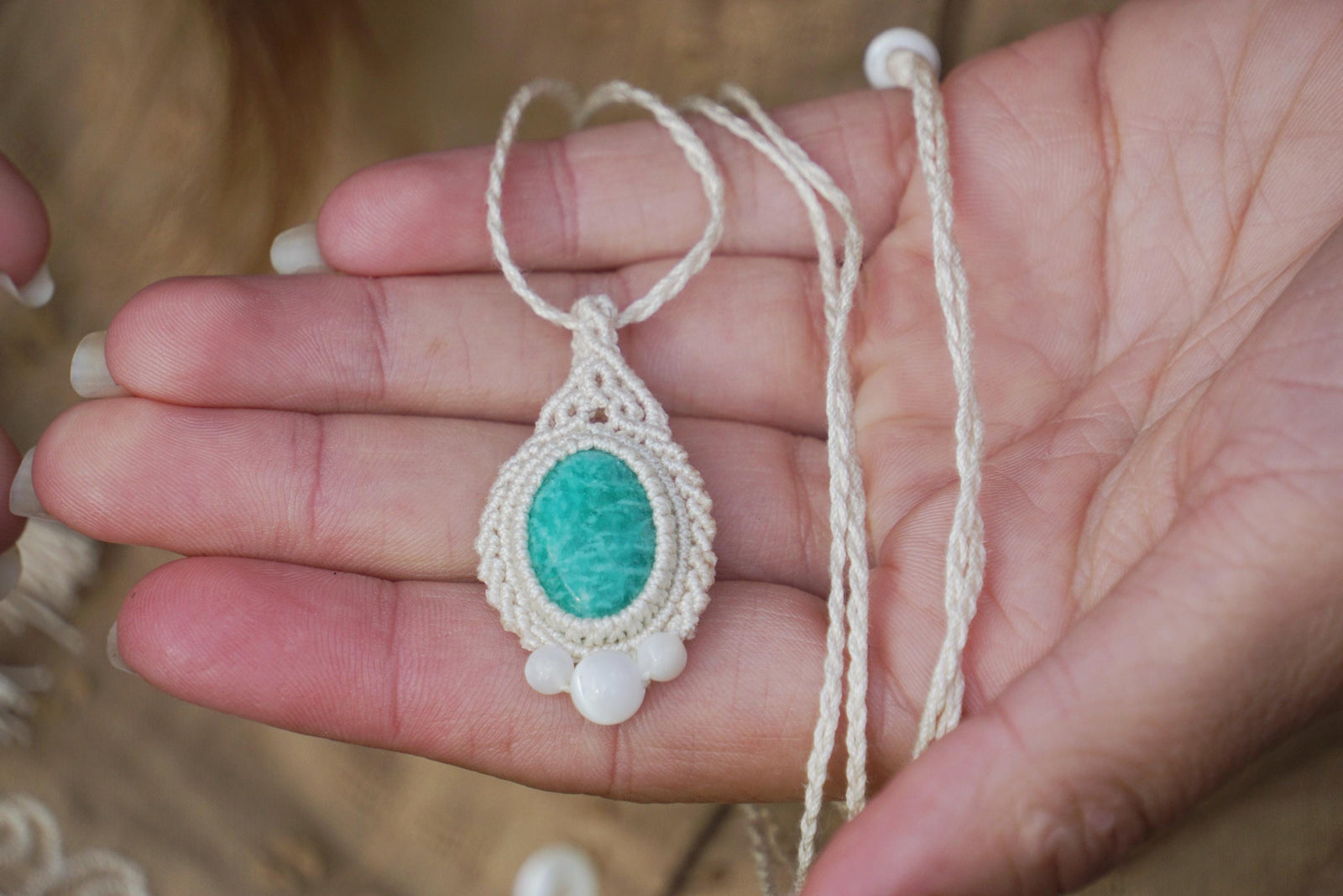 Pendentif en Micro Macramé Bohème avec Amazonite Turquoise et Nacre - Coton & Astrance