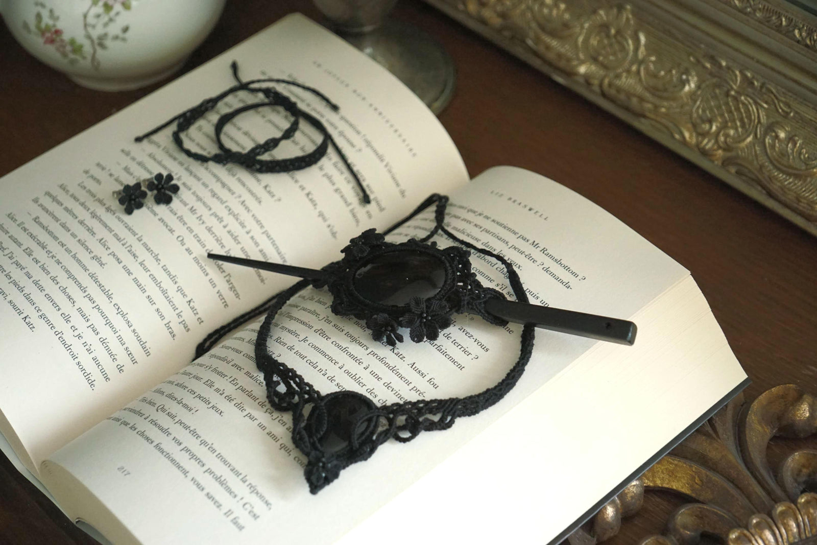 Collier Ras-de-Cou Gothique en Microm acramé avec Agate Noire - Coton & Astrance