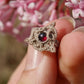 Mono Puce d’Oreille Triquetra en Micro Macramé et grenat rouge - Coton & Astrance