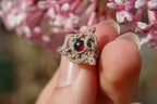 Mono Puce d’Oreille Triquetra en Micro Macramé et grenat rouge - Coton & Astrance