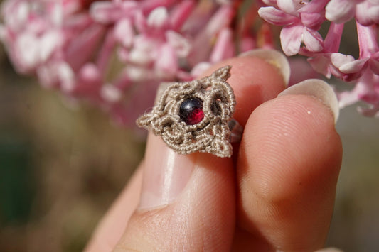 Mono Puce d’Oreille Triquetra en Micro Macramé et grenat rouge - Coton & Astrance