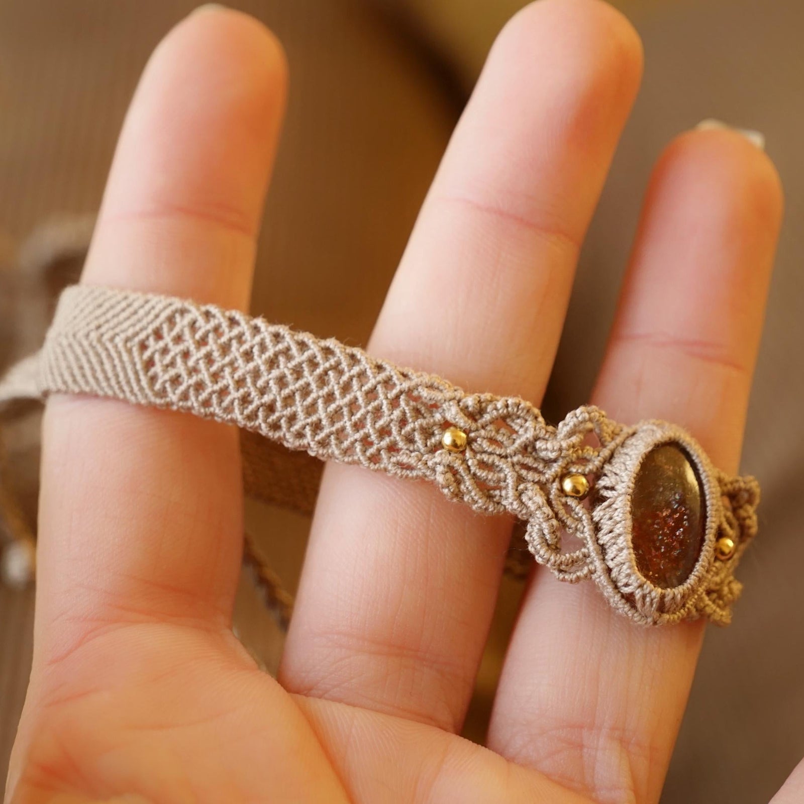 Bracelet manchettee en micro macramé avec pierre de soleil de l’Oregon - Coton & Astrance
