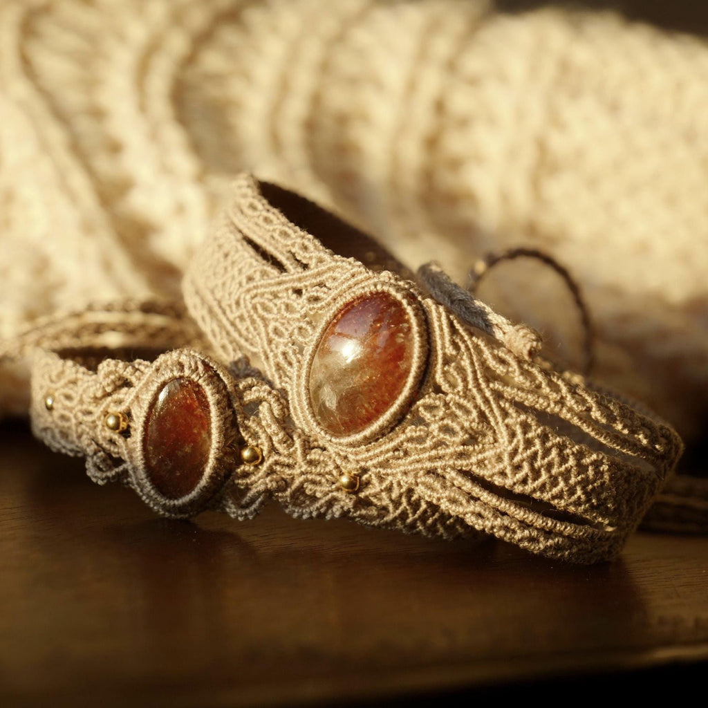 Bracelet manchettee en micro macramé avec pierre de soleil de l’Oregon - Coton & Astrance