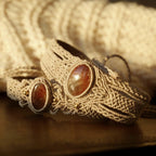 Bracelet manchettee en micro macramé avec pierre de soleil de l’Oregon - Coton & Astrance