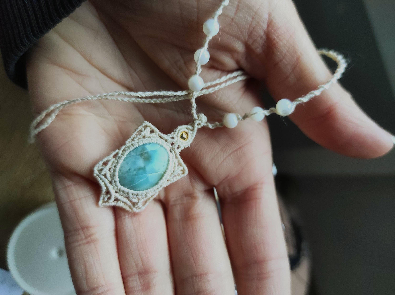Pendentif Larimar et Nacre en Micro Macramé - Coton & Astrance
