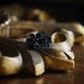 Puces d’oreilles gothiques fleurs noires et agates - Coton & Astrance